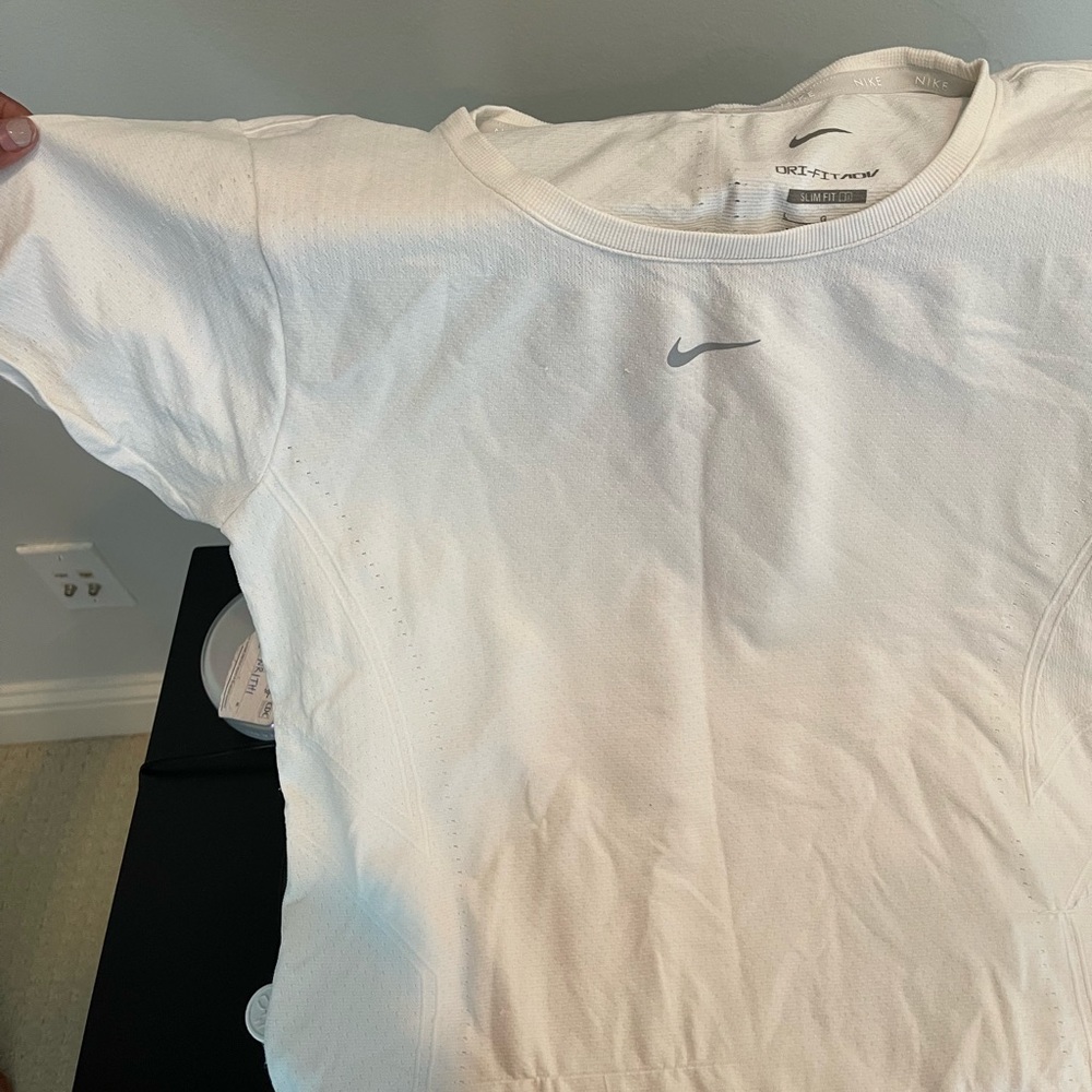 white nike drr-fit slim fit top